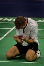 Jan Ø. Jørgensen jubler efter sejr i VM. Dansk Badminton Forbund kan også juble, fordi de har indfriet VM-målet om mindst to medaljer. 