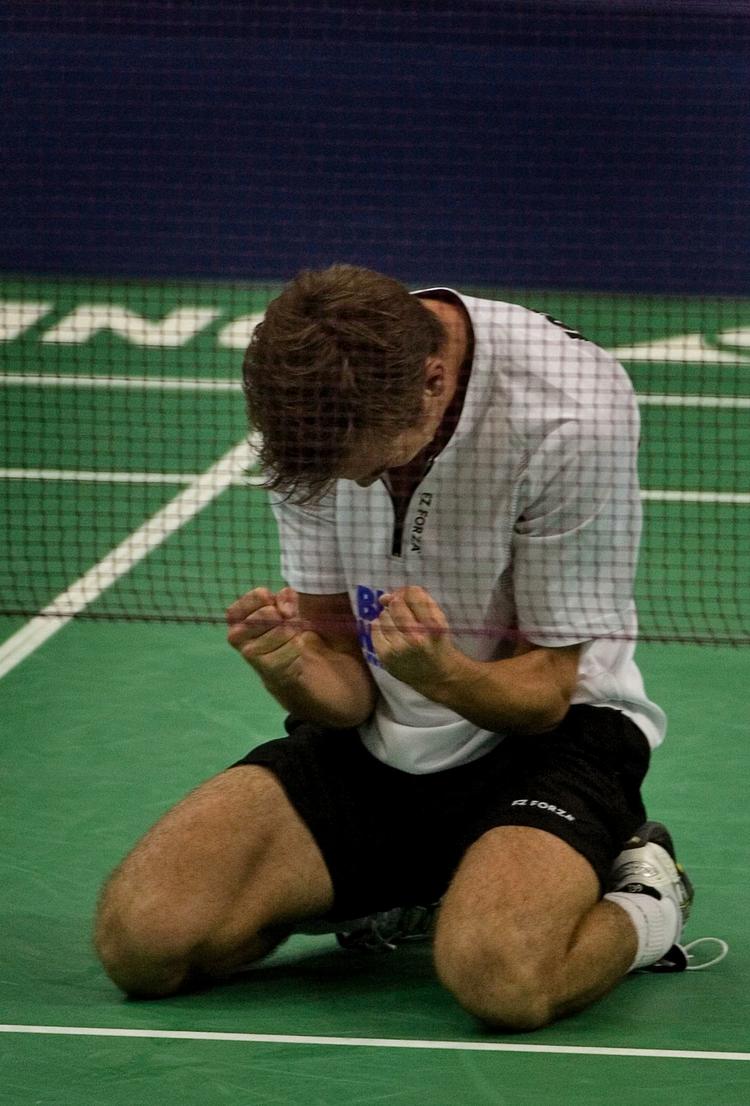 Jan Ø. Jørgensen jubler efter sejr i VM. Dansk Badminton Forbund kan også juble, fordi de har indfriet VM-målet om mindst to medaljer. 
