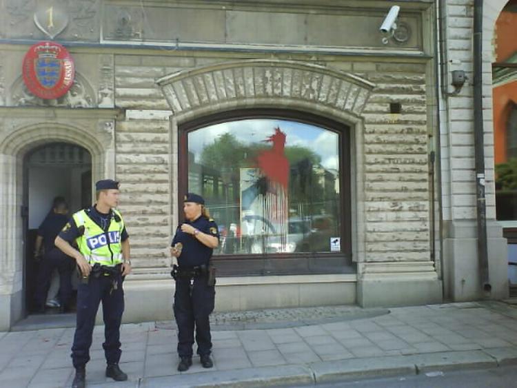 Svenske betjente skal forhindre nyt hærværk mod den danske ambassade i Stockholm i løbet af weekenden. 