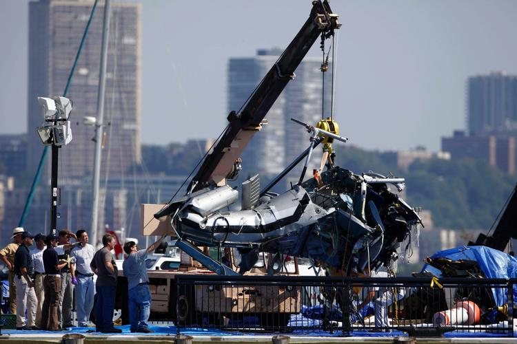 Vraget af den helikopter, der blev ramt af et fly over Hudsonfloden i New York. Arkivfoto 