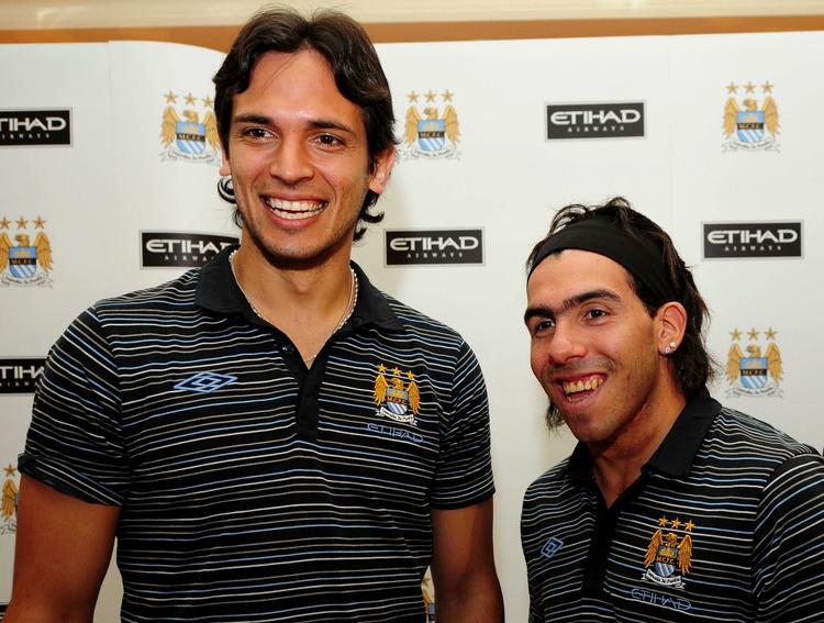 Manchester City har som ventet været særdeles aktive på transfermarkedet. Her er et par af indkøbene: Roque Santa Cruz (tv) og Carlos Tevez. Arkivfoto. 