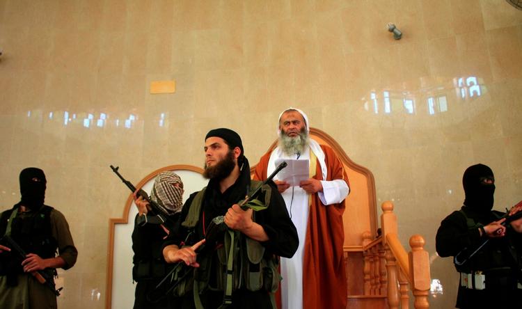 Medlemmer af den islamiske gruppe Jund Ansar Allah omringer deres leder, Abdel-Latif Moussa. 