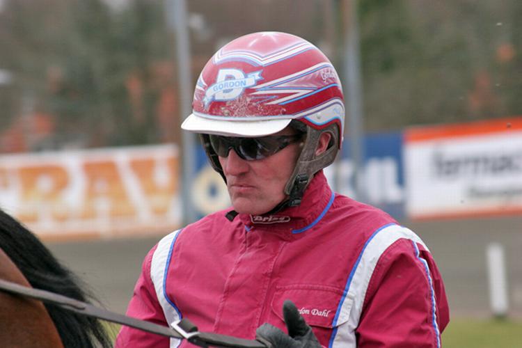 Gordon Dahl kører favoritten i Grand Prix. 