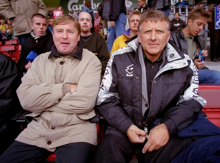 Benny Nielsen (tv) på udkig efter danske talenter sammen med en anden af de danske scouts, tidligere Hvidovre-kæmpe John Steen Olsen. Arkivfoto. 