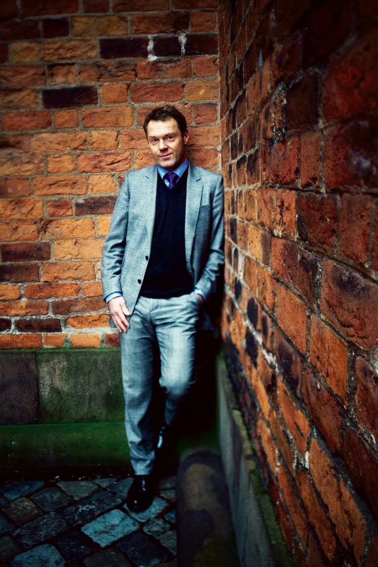 Niklas Ekdal skriver ikke dårligt. Men for meget om adelen. 