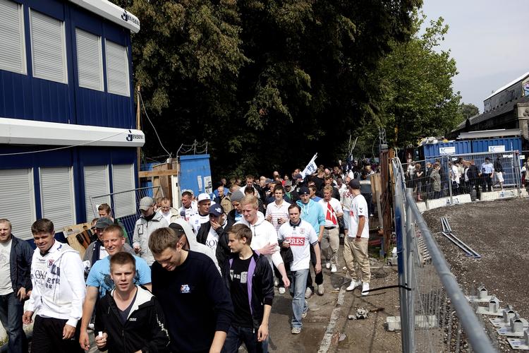 Indtil videre er det gået glat med indslusningen af folk i Parken op til topkampen mellem FCK og AGF. 