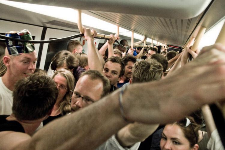 Elektroniske topnavne spillede i metroen. 