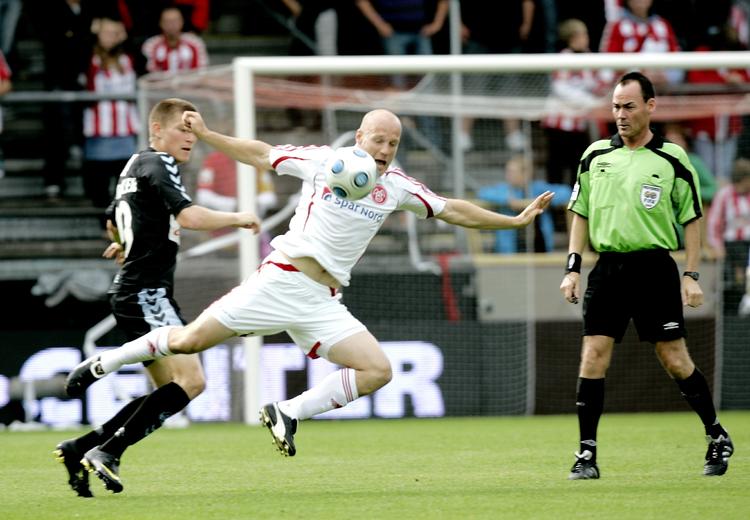 Kaper Bøgelund (i hvidt) og AaB har kurs mod toppen af superligaen efter endnu en sejr. Denne gang vandt holdet 1-0 over Sønderjyske. 