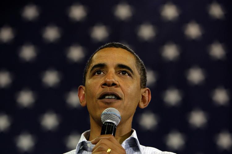 Under et borgermøde i Belgrade kritiserede Barack Obama forsikringsbranchen, som, han mener, har taget USA som gidsel. 