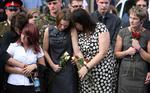 Sørgende briter i byen Wotton Basset i Wiltshire overværer rustvogne med fire dræbte britiske soldater køre gennem byen 28. juli. 