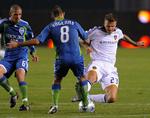 Der var ikke skyggen af bold imellem, da en bister David Beckham (th) med strakt ben stempler skinnebenet på Peter Vagenas fra Seattle Sounders 