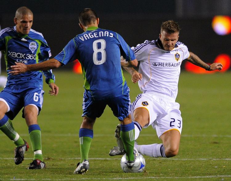 Der var ikke skyggen af bold imellem, da en bister David Beckham (th) med strakt ben stempler skinnebenet på Peter Vagenas fra Seattle Sounders 