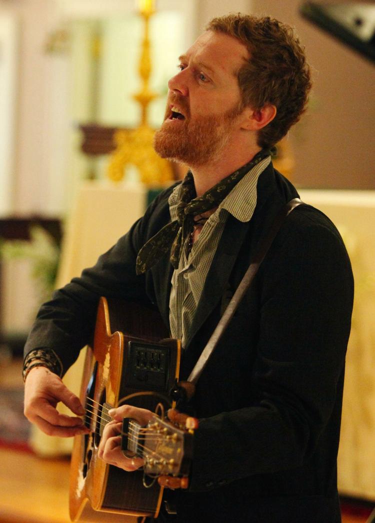 Til oktober kommer Glen Hansard og makkeren Marketa Irglova med opfølgeren til Once-soundtracket. Her ses han spille til begravelsen af Eunice Kennedy Shriver - John F. Kennedys søster - i fredags. 