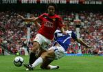Manchester United's Fabio er her i intens kamp med Birmingham City's Gregory Vignal. United sad tungt på kampen, som endte med en hjemmesejr til de forsvarende mestre på 1-0. 