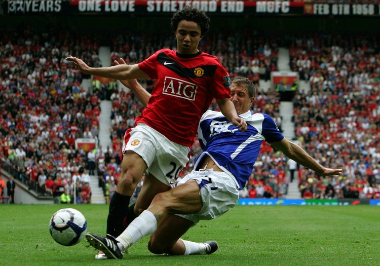 Manchester United's Fabio er her i intens kamp med Birmingham City's Gregory Vignal. United sad tungt på kampen, som endte med en hjemmesejr til de forsvarende mestre på 1-0. 