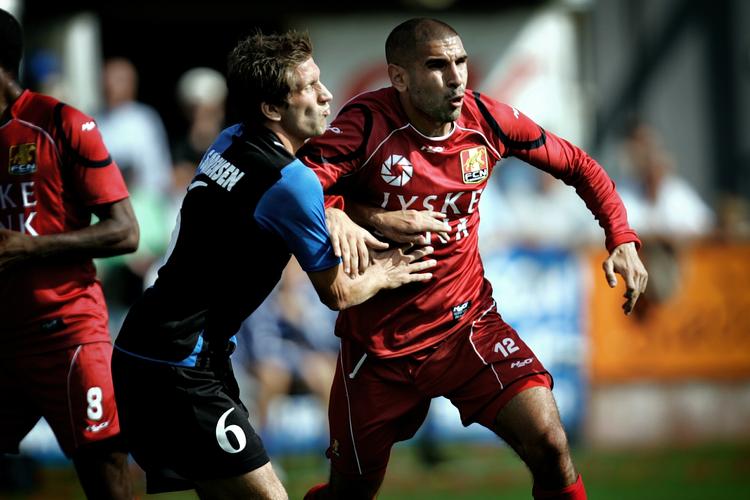 Rawez Lawan (th) - her i kamp med HB Køges Kenneth Sørensen - bragte FC Nordsjælland foran 1-0, men henimod slutningen fik HB Køge udlignet til den overraskende slutstilling 1-1. 