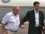 Jim Webb ankommer med en mærket John Yettaw til Bangkok. 