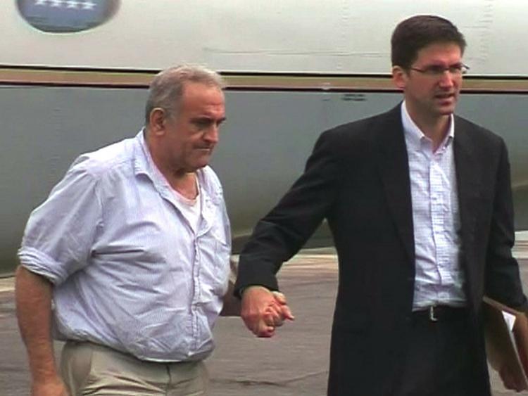 Jim Webb ankommer med en mærket John Yettaw til Bangkok. 