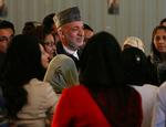 Flere kritikere anklager præsident Hamid Karzai for at svigte afghanske kvinder til fordel for støtte fra fundamentalistiske grupper op til valget. 