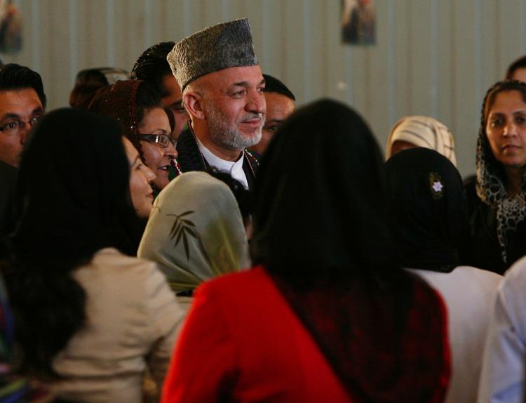 Flere kritikere anklager præsident Hamid Karzai for at svigte afghanske kvinder til fordel for støtte fra fundamentalistiske grupper op til valget. 