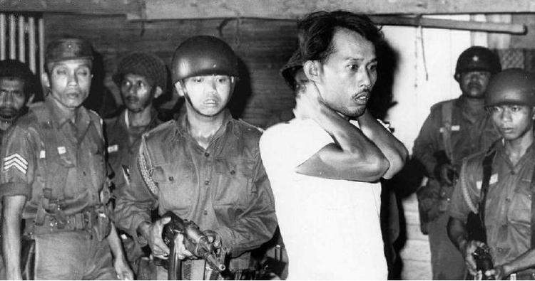 Peer Holm Jørgensens 'Den glemte massakre' fortæller historien om de voldsomme uroligheder i Indonesien i 1965. Her er det en kommunist, der er blevet taget til fange i kølvandet på det mislykkede kup mod præsident Sukarno.  Foto: UPI 