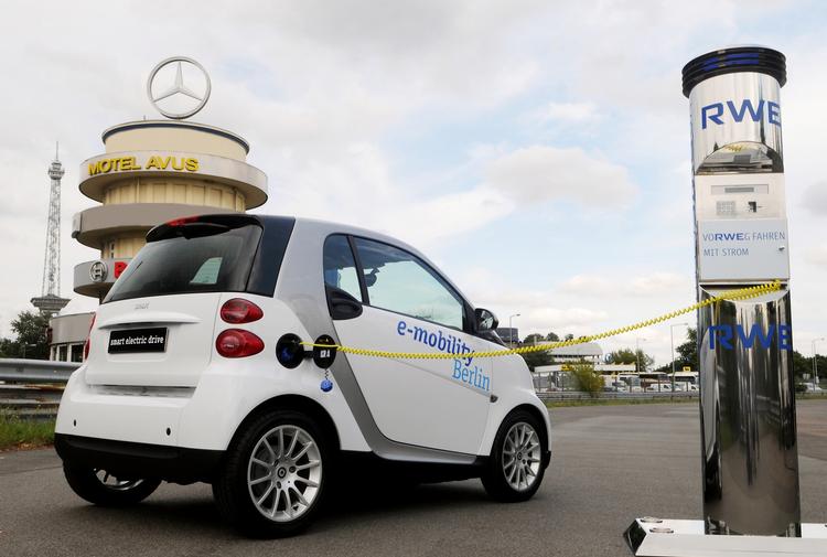 Sidst på året vil en flåde af 100 eldrevne Smart-biler futte rundt i Berlin, hvor de benyttes af udvalgte brugere. Bilen får strøm fra 500 ladestationer rundt om i byen. Foto: Smart 