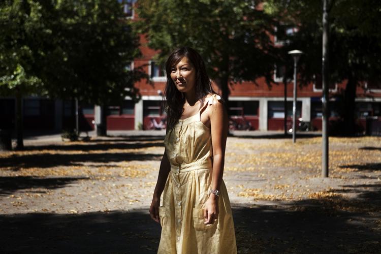 »Medierne udgør et gigantisk problem i det her. For det ligger i vores natur, at vi tiltrækkes af sensation, heftige citater og blodige rubrikker. Og mennesker som Pia Kjærsgaard, som siger provokerende ting, passer perfekt i medierne« mener Lena Sundström. 
