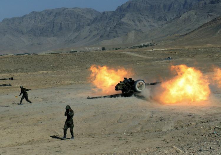 Afghansk militær gennemfører en artilleriøvelse nær Kabul. 