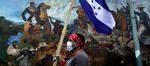 Det er ikke længere så let at gennemføre et militærkup, som det var tidligere - selv ikke i Latinamerika. Kampe og konfrontationer har fyldt gaderne i Honduras siden kuppet 28. juni. Også i fredags, hvor dette billede er taget. Foto: Felix Esteban 
