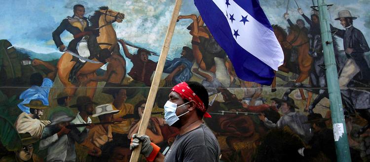 Det er ikke længere så let at gennemføre et militærkup, som det var tidligere - selv ikke i Latinamerika. Kampe og konfrontationer har fyldt gaderne i Honduras siden kuppet 28. juni. Også i fredags, hvor dette billede er taget. Foto: Felix Esteban 