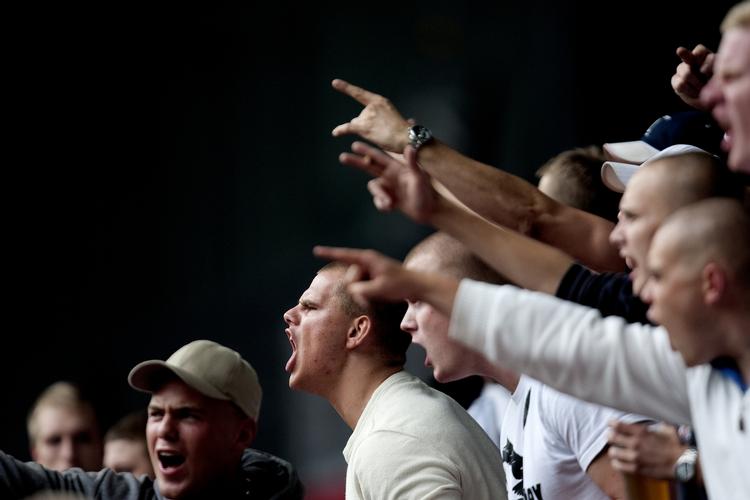 Der blev kastet med sten og flasker efter AGF-fans efter 1-0 sejren over FC København i lørdags. Blandt AGF-fansene var også medlemmer af White Pride. 