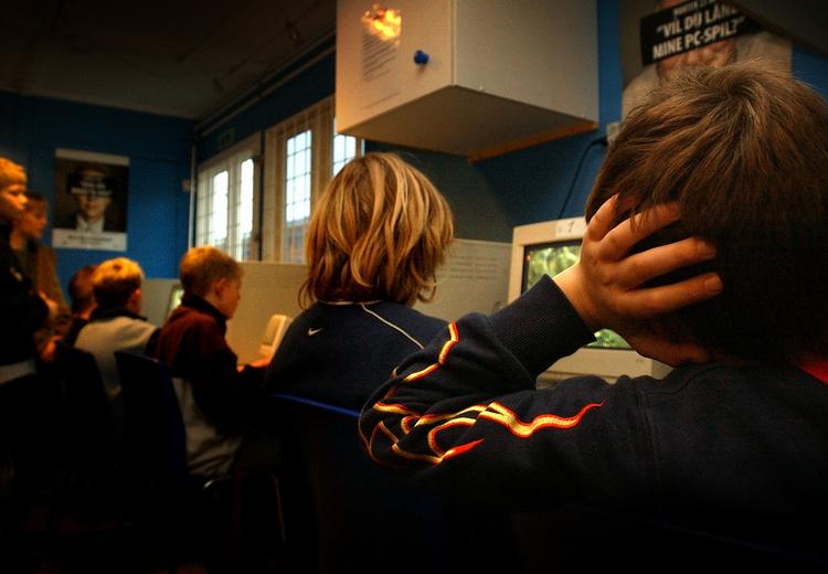 For lidt fritid og familieskænderier kan give især drenge hovedpine. Drenge kan også få hovedpine af at sidde ved computerskærme, men det er ikke et generelt problem. (arkivfoto) 