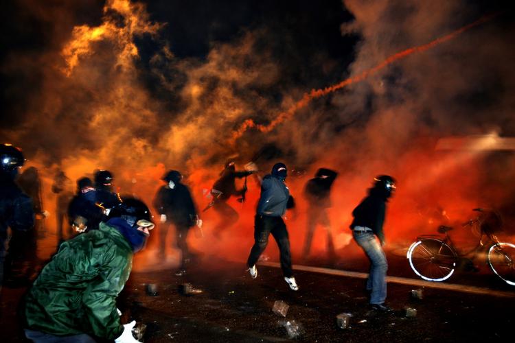 Demonstranterne i aktion i forbindelse med rydning af Ungdomshuset. Arkivfoto fra 16. december 2006. 