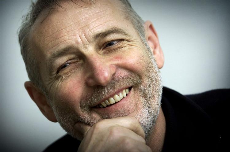 Hvor mange vil med længere ud ad dette triste spor? Fingrene op! Niels Hausgaard tordner mod regeringen i sagen om de afviste irakere. Arkivfoto. 