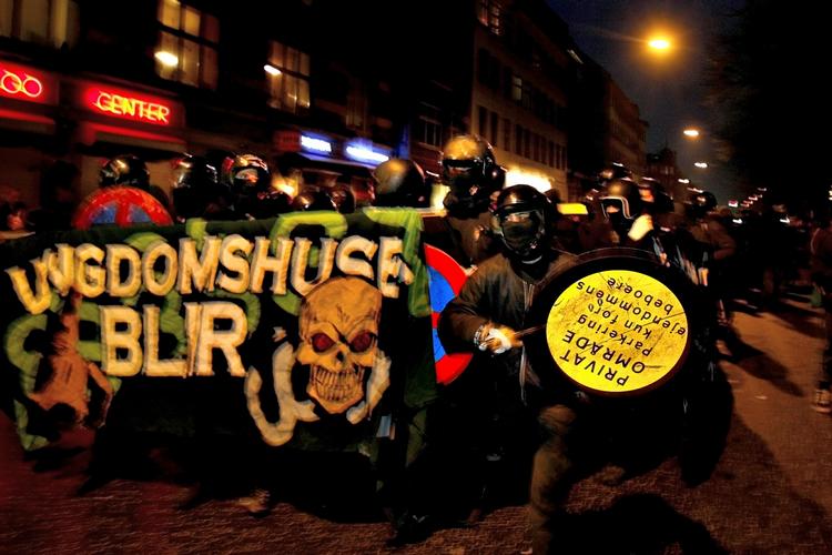 Det var en demonstration 16. december 2006 mod rydningen af Ungdomshuset på Jagtvej, der førte til de uroligheder, som får politiet til at genoptage sagerne mod 170 af aktivisterne. 