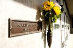 Westwood Village Memorial Park i Los Angeles ligger mange berømtheder i små kabiner eller krypter oven på hinanden. I øjeblikket pladsen oven på Marilyn Monroe til salg. 