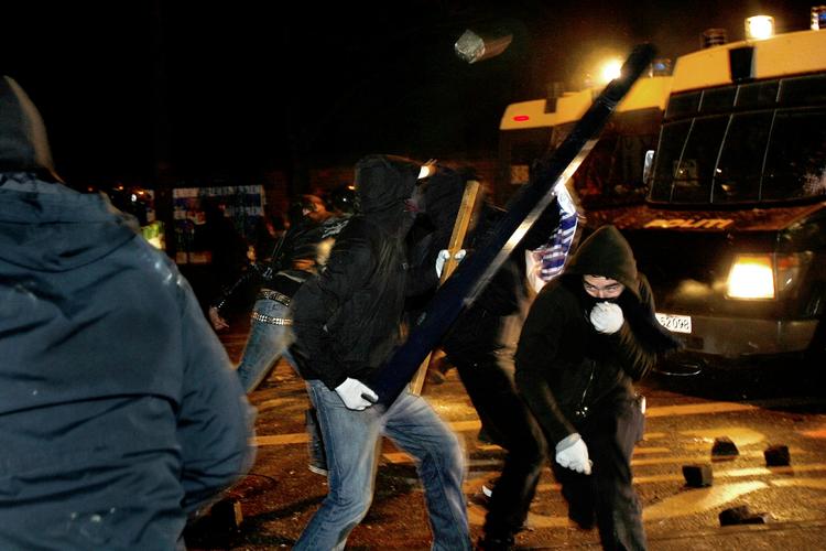 Det nytter ikke at tro, at man kan gemme sig fra politiet. I hvert fald ikke, når det handler om forkyndelser af anklager. Arkivfoto fra urolighederne på Nørrebro den 16. december 2006 efter rydningen af Ungdomshuset på Jagtvej 69. 
