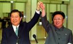 Fra topmødet i 2000 mellem Nord- og Sydkorea. Kim Jae-Jung (til venstre) og  Kim Jong-Il knytter hænder efter topmødets anden dag. 