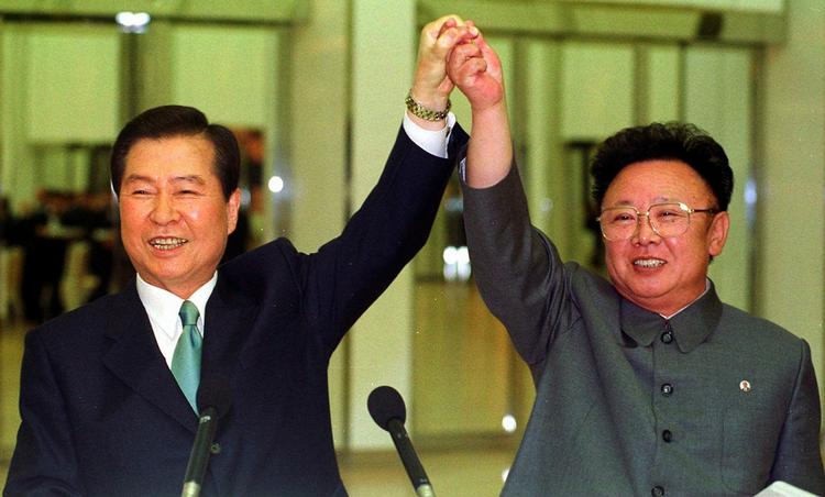 Fra topmødet i 2000 mellem Nord- og Sydkorea. Kim Jae-Jung (til venstre) og  Kim Jong-Il knytter hænder efter topmødets anden dag. 
