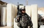En amerikansk soldat står vagt ved stemmeurner, der skal transporteres ud til valgstederne i Afghanistan. 