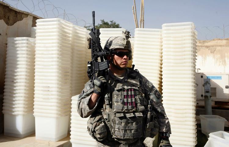 En amerikansk soldat står vagt ved stemmeurner, der skal transporteres ud til valgstederne i Afghanistan. 