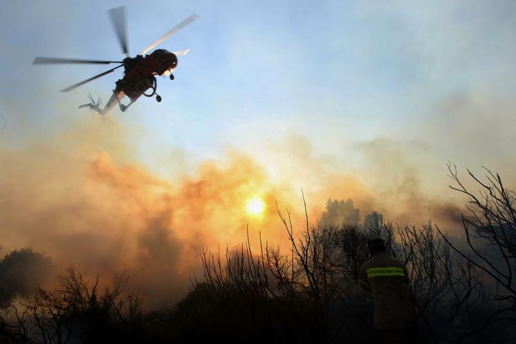 Brandmænd kæmper mod flammerne i Grækenland. 