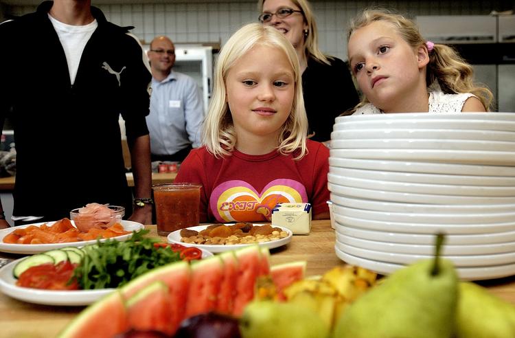 Sund mad i madpakken og motion er vejen frem, hvis den stigende kurve med overvægtige børn skal knækkes. På billedet er det Alma Josefine Wetterling på otte år (tv) og Nikoline Adler på ni år, der ser på en sund og lækker madpakke. 