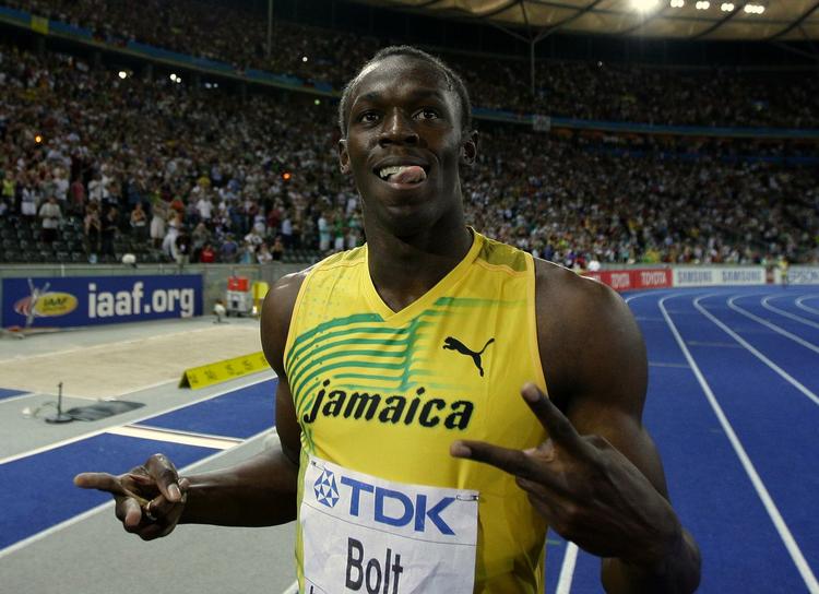 Usain Bolt var i vanlig stil helt ovenpå både før og efter sit indledende 200 meter heat, som han bevægede sig ubesværet videre fra. 