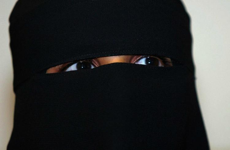 Burka og nikab - som ses her på billedet - bør forbydes i det offentlige rum, mener Konservativt Folkeparti. 