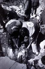 Årets pressefoto i 1996 var taget af Gamma-fotografen Karim Daher i april 1996. Det viser redningsfolk, som i Nabatiyes i Libanon bjærger ofrene ud af et hus, som var smadret af et missil fra en israelsk helikopter. Arkivfoto. 