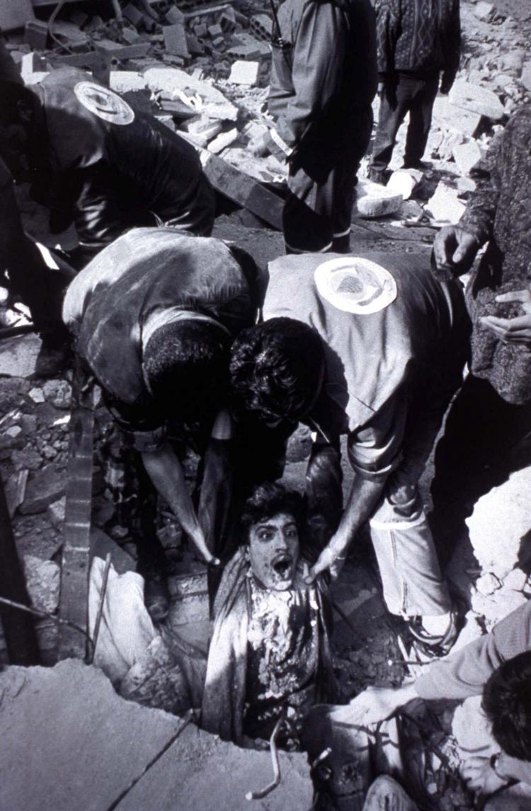 Årets pressefoto i 1996 var taget af Gamma-fotografen Karim Daher i april 1996. Det viser redningsfolk, som i Nabatiyes i Libanon bjærger ofrene ud af et hus, som var smadret af et missil fra en israelsk helikopter. Arkivfoto. 