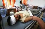 En af de sårede civile afghanere, der i dag blev bragt på hospitalet efter tirsdagens selvmorsbombe. 
