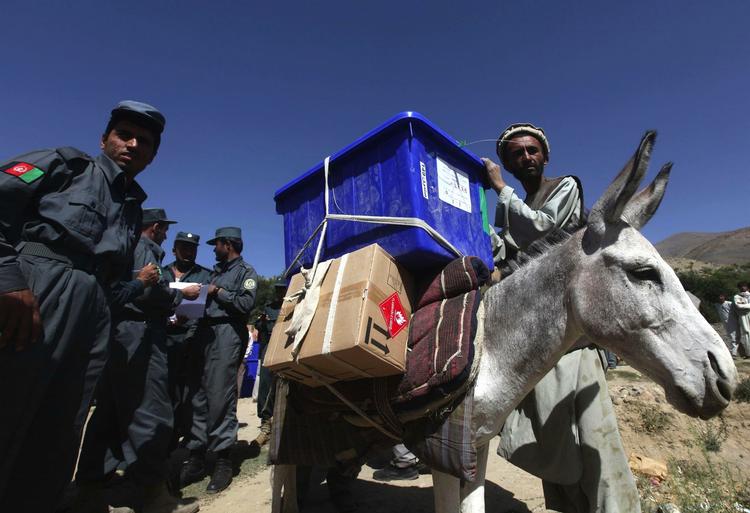 Stemmeurner og -sedler fragtes ud til valgstederne på afghanske æselrygge. 