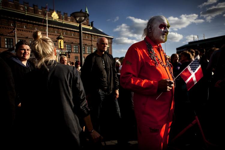 Flere tusinde er mødt op på rådhuspladsen, for at sende et signal om, at de ikke støtter politiets aktion i Brorsons kirke. 
